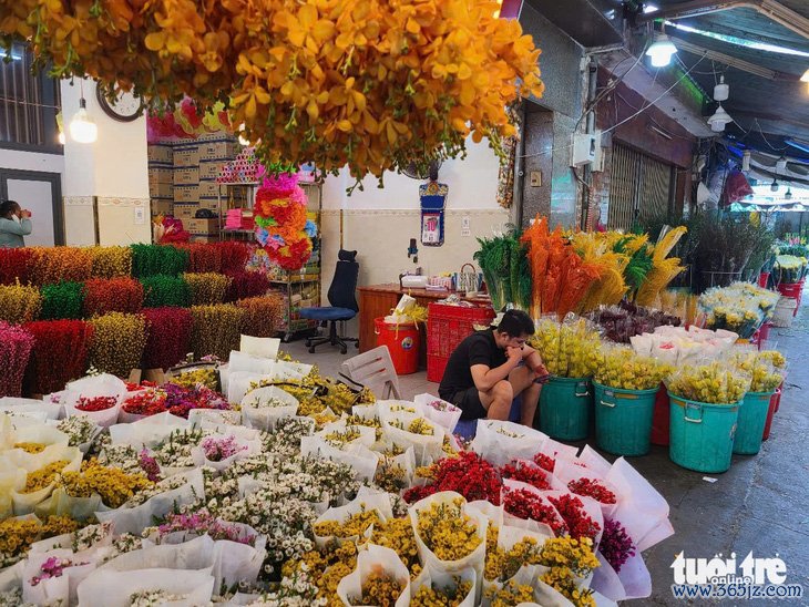 Hoa Tết đìu hiu， tiểu thương nóng ruột lo cảnh 'ngồi không' - Ảnh 3.