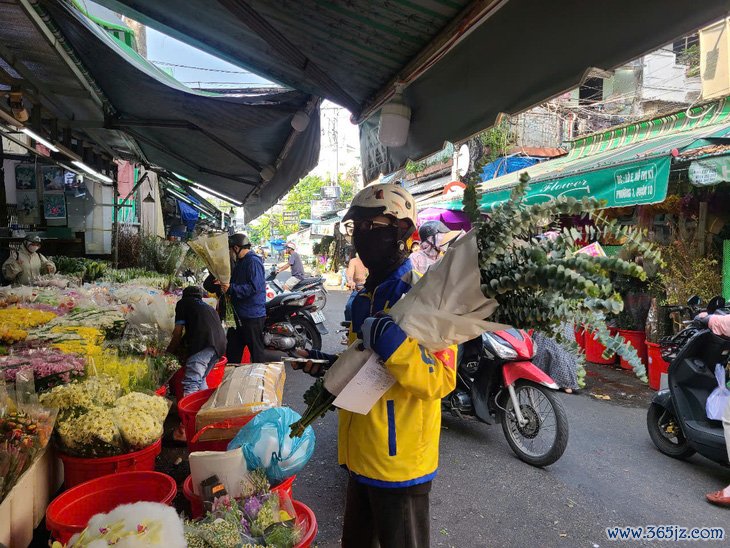 Tiểu thương hoa Tết nóng ruột lo cảnh 'ngồi không' - Ảnh 4.