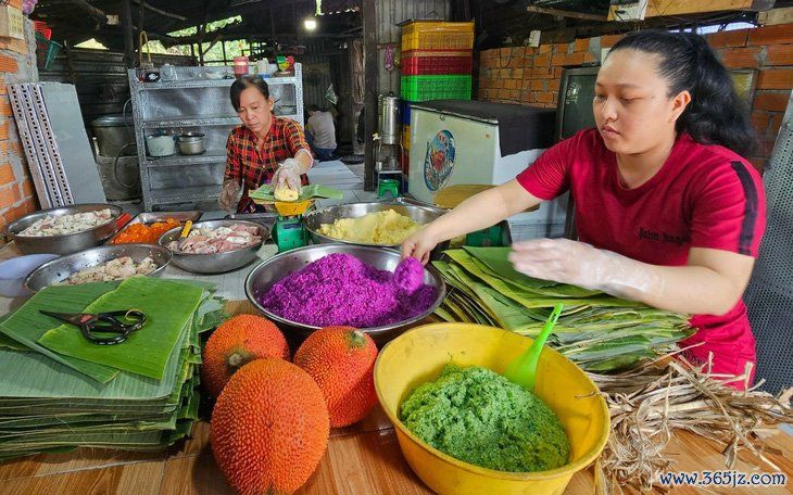 Hoa cúc， quất， heo， vịt… lên tàu ra đảo Lý Sơn phục vụ Tết - Ảnh 2.