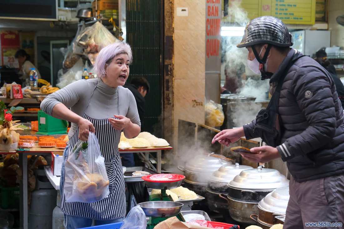 Hà Nội: Cá chép， đồ cúng ông Công， ông Táo được 'săn đón' - Ảnh 1.