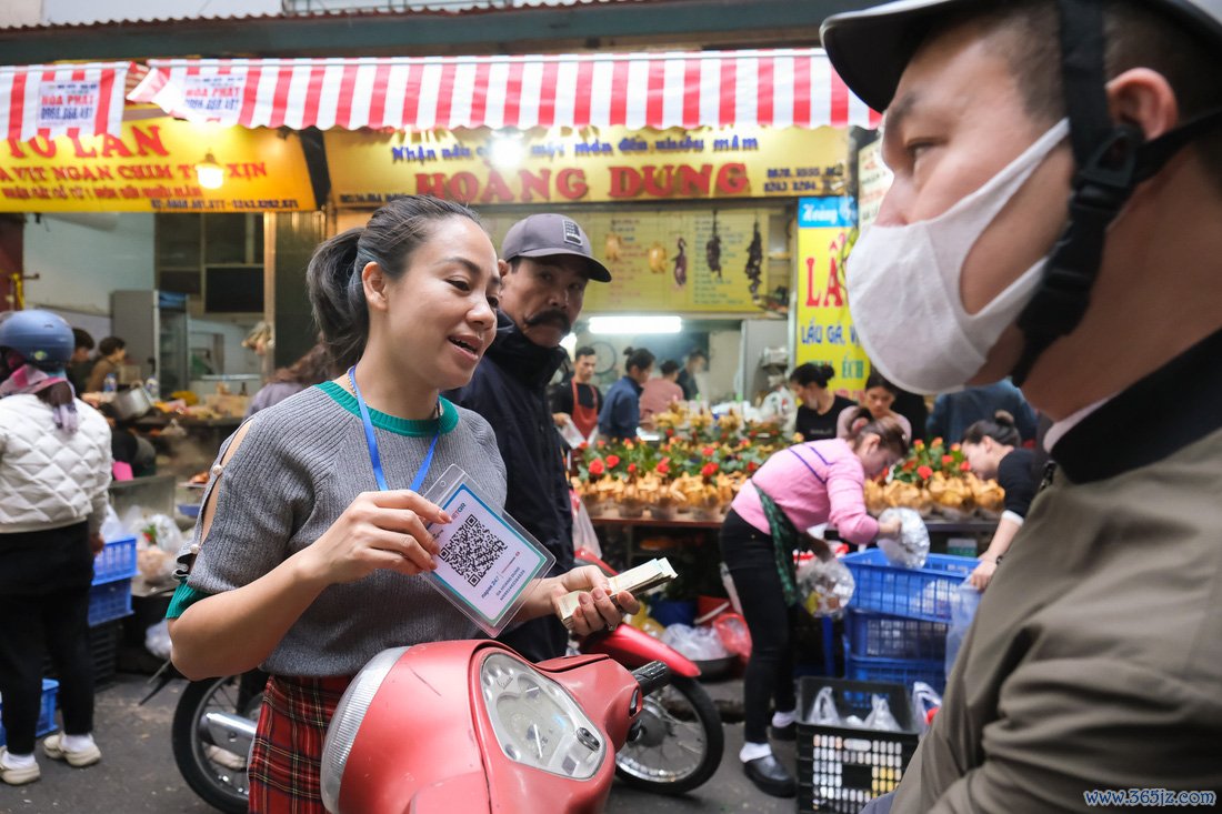 Cá chép， đồ cúng ông công ông táo được 'săn đón'， khách không ngại chi tiền triệu mua hàng - Ảnh 2.