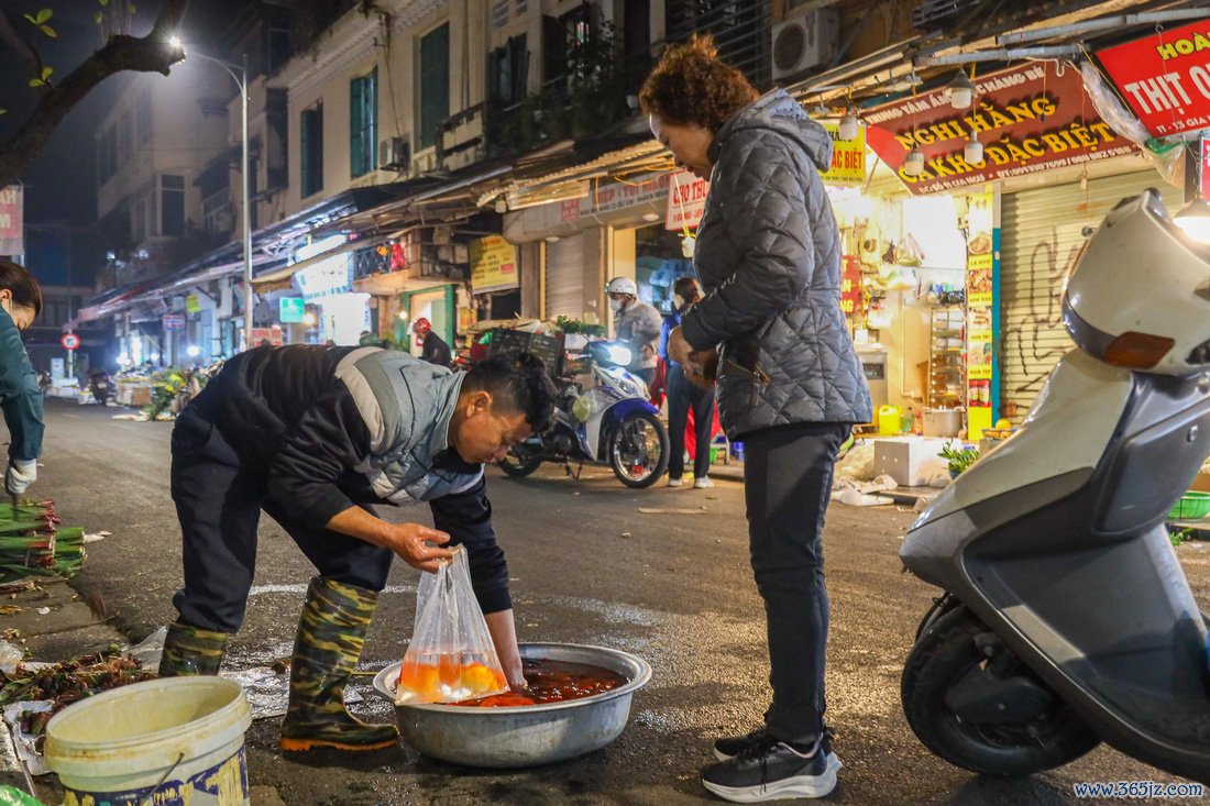 Hà Nội: Cá chép， đồ cúng ông Công， ông Táo được 'săn đón' - Ảnh 4.