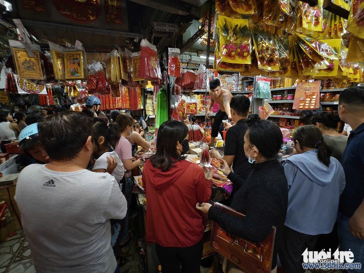 Tiểu thương bán đồ ông Công， ông Táo rầu rĩ vì ế ẩm - Ảnh 5.