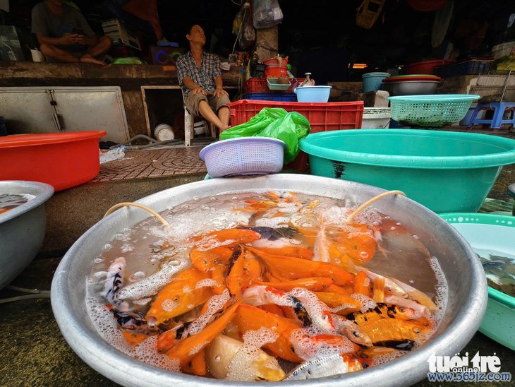 Tiểu thương bán đồ ông Công， ông Táo rầu rĩ vì ế ẩm - Ảnh 2.