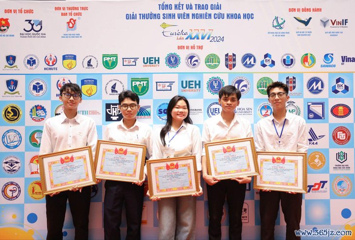 Sinh viên ngành Khoa học máy tính SIU 'bội thu' giải thưởng - Ảnh 1.