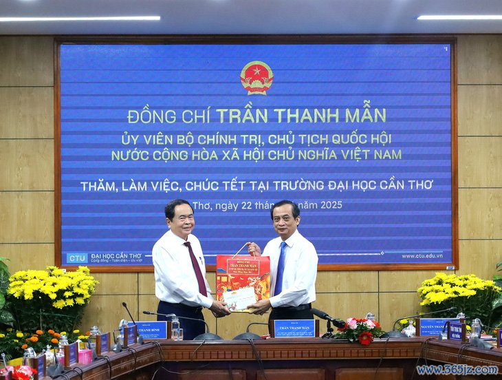 Chủ tịch Quốc hội Trần Thanh Mẫn thăm, làm việc với hai trường đại học tại Cần Thơ - Ảnh 1.