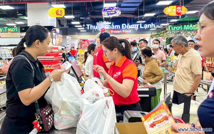 Mua sắm Tết: Vàng, ô tô bán chậm nhưng bánh kẹo thực phẩm liên tục phải châm thêm hàng - Ảnh 2.