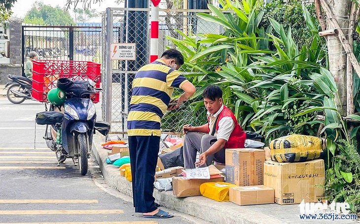 Nghề shipper， áp lực trên từng 'ngôi sao' - Ảnh 1.