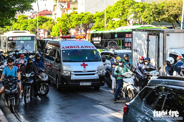 Làm sao nhường đường cho xe cứu thương mà không vượt đèn đỏ? - Ảnh 1.