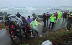 Hàn Quốc: 2 tàu đánh cá mắc cạn ngoài khơi đảo Jeju