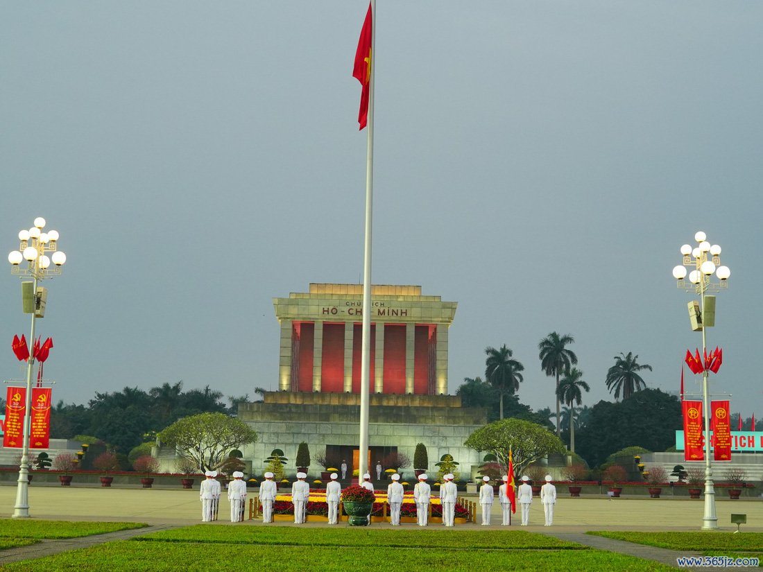 Người nước ngoài diện áo dài， mê Tết Việt vì đâu đâu cũng rực rỡ sắc màu - Ảnh 1.