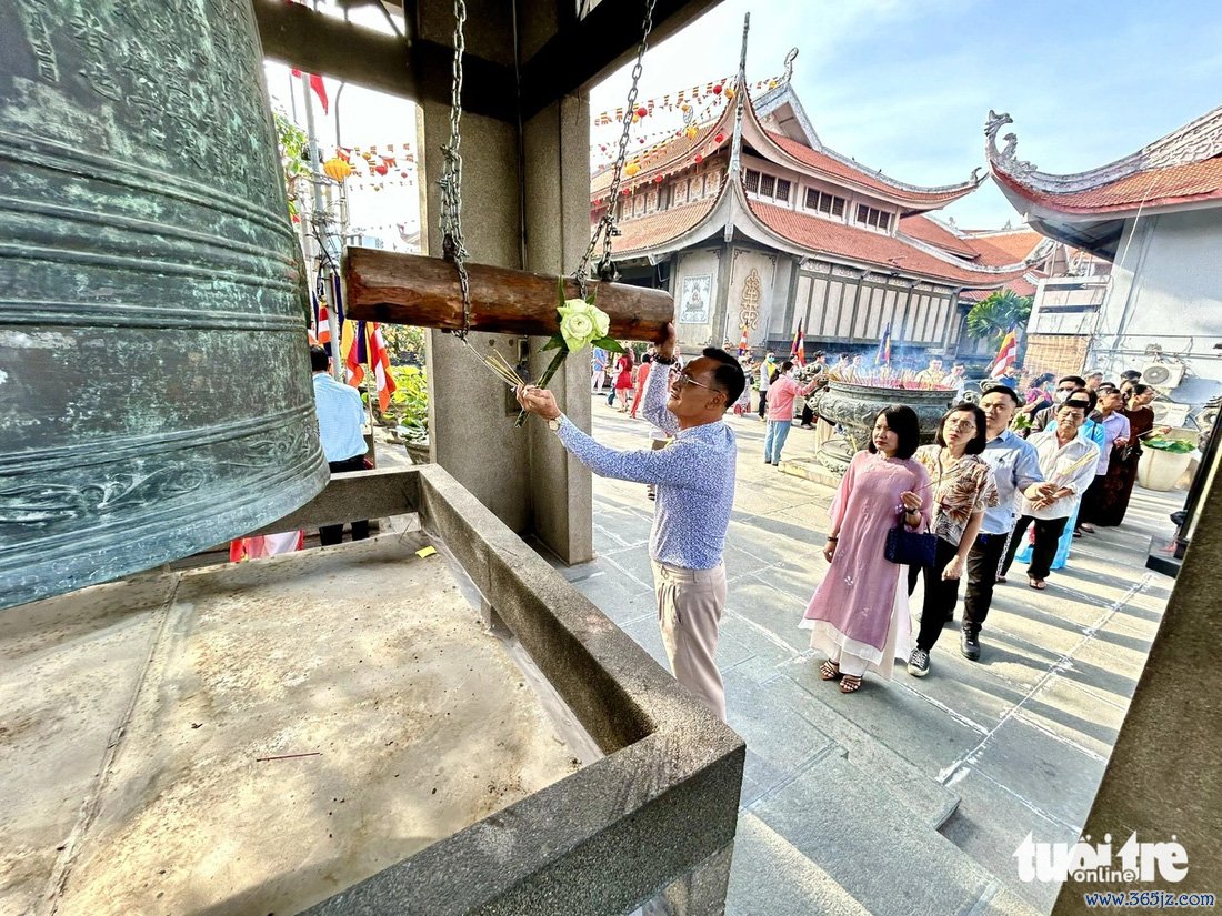 Người nước ngoài diện áo dài， mê Tết Việt vì đâu đâu cũng rực rỡ sắc màu - Ảnh 9.