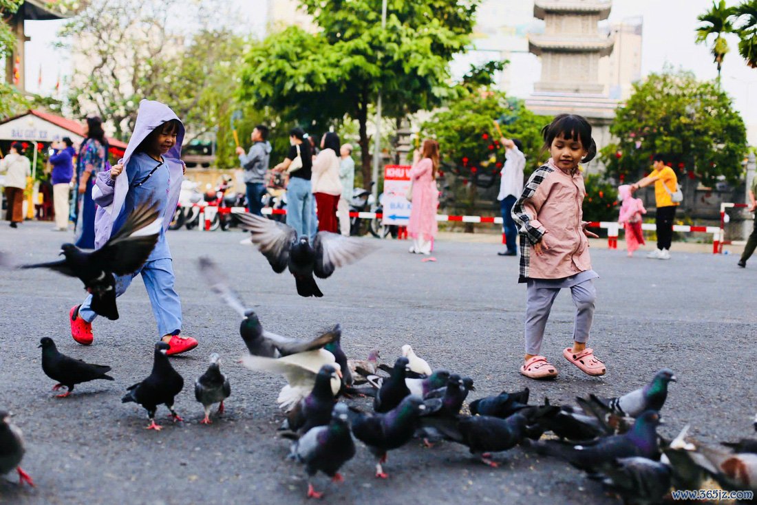 Người nước ngoài diện áo dài， mê Tết Việt vì đâu đâu cũng rực rỡ sắc màu - Ảnh 9.