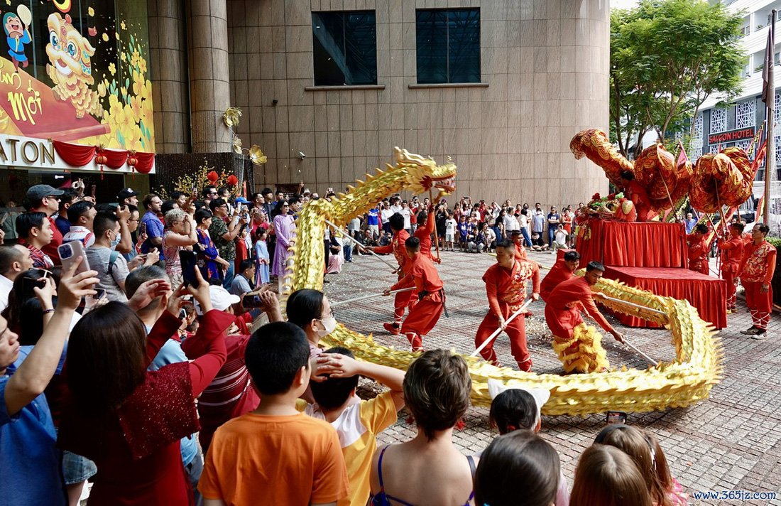 Người nước ngoài diện áo dài， mê Tết Việt vì đâu đâu cũng rực rỡ sắc màu - Ảnh 15.