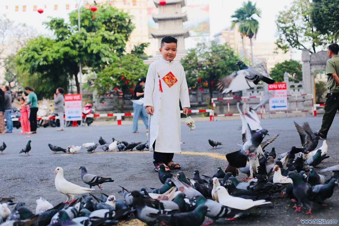 Người nước ngoài diện áo dài， mê Tết Việt vì đâu đâu cũng rực rỡ sắc màu - Ảnh 7.