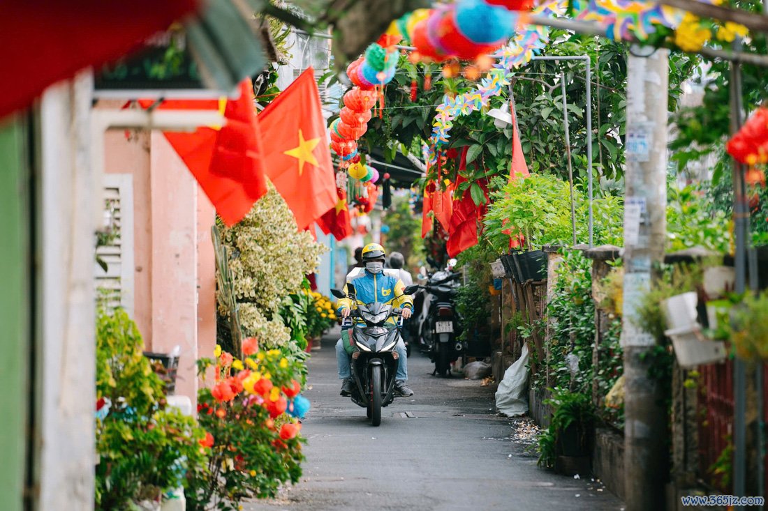 Người nước ngoài diện áo dài， mê Tết Việt vì đâu đâu cũng rực rỡ sắc màu - Ảnh 4.