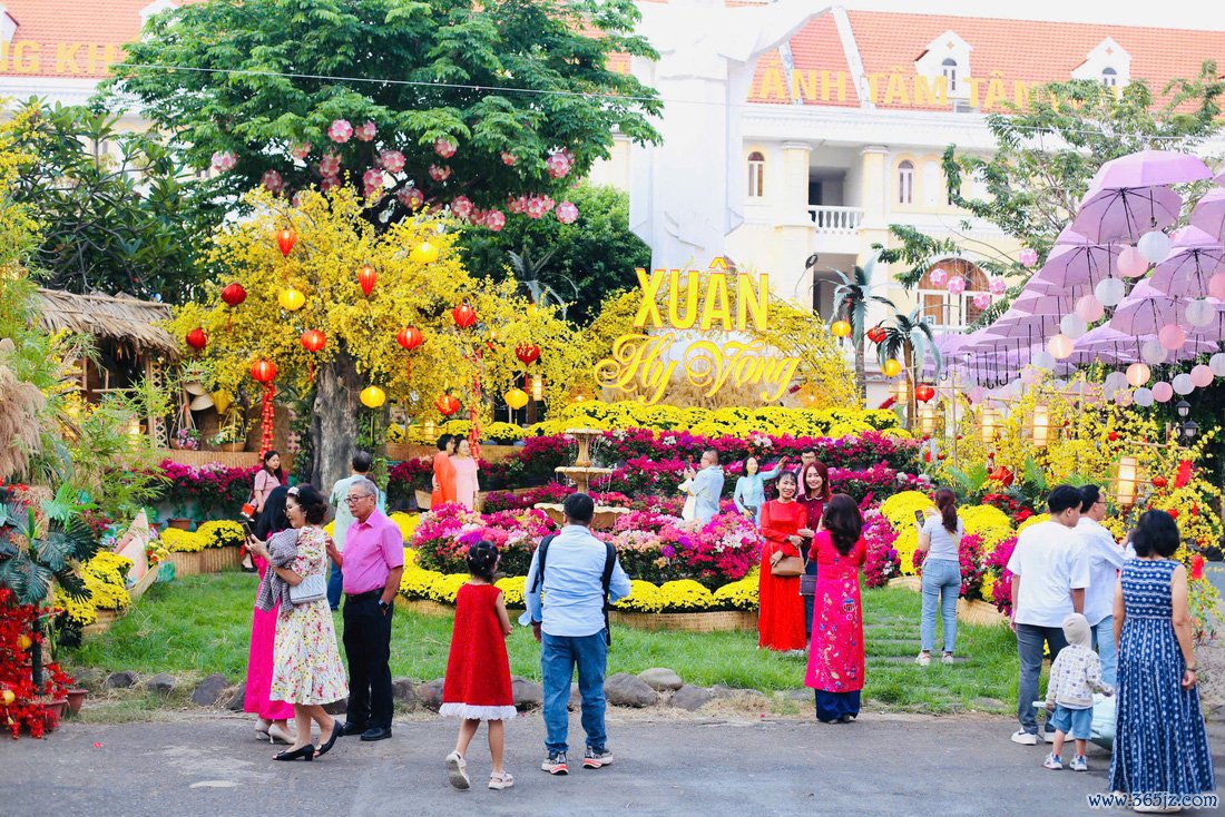 Người nước ngoài diện áo dài， mê Tết Việt vì đâu đâu cũng rực rỡ sắc màu - Ảnh 6.