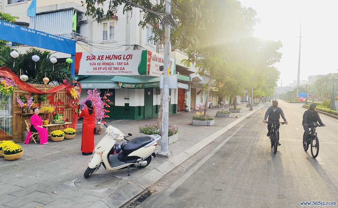 Người nước ngoài diện áo dài， mê Tết Việt vì đâu đâu cũng rực rỡ sắc màu - Ảnh 5.