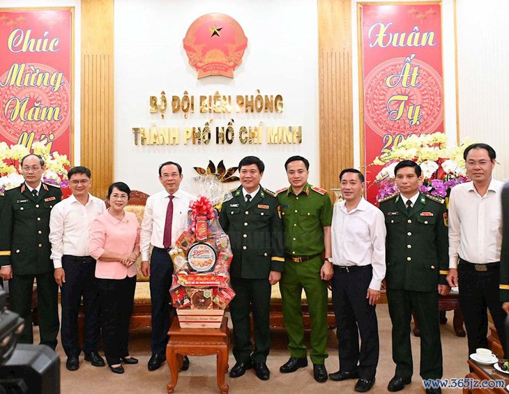 Bí thư Nguyễn Văn Nên thăm các đơn vị trực Tết Nguyên đán - Ảnh 2.