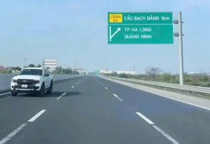 Nữ tài xế phóng ngược chiều cao tốc ở làn 120km/h