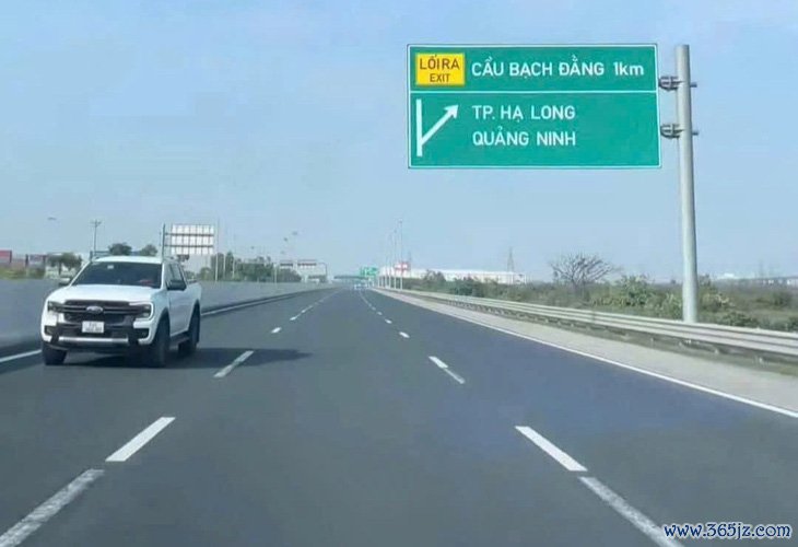 Nữ tài xế phóng ngược chiều đường cao tốc ở làn 120km/h - Ảnh 1.