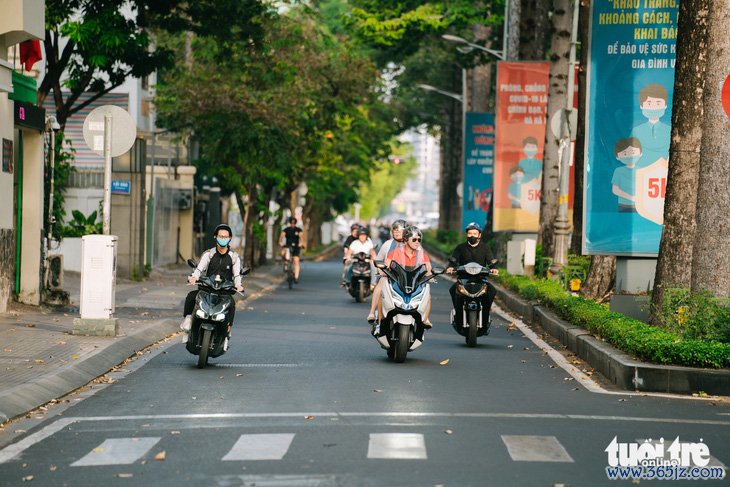 Mùng 1 Tết đường sá TP.HCM bình yên đến lạ - Ảnh 1.