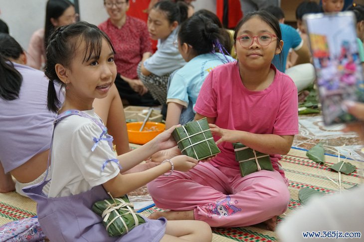 Bé làm bánh chưng， mang Tết về nhà - Ảnh 1.