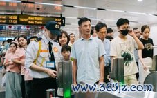 Metro số 1 tăng chuyến chạy đưa người dân đi du xuân