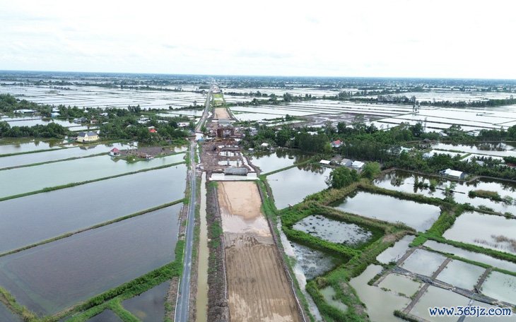 Dự trữ vật liệu để làm xuyên tết tại dự án cao tốc Cần Thơ - Hậu Giang - Cà Mau - Ảnh 2.