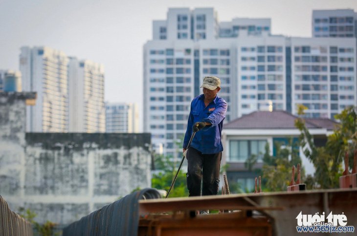 Công trường vành đai 3 qua TP Thủ Đức hối hả những ngày cận Tết - Ảnh 7.