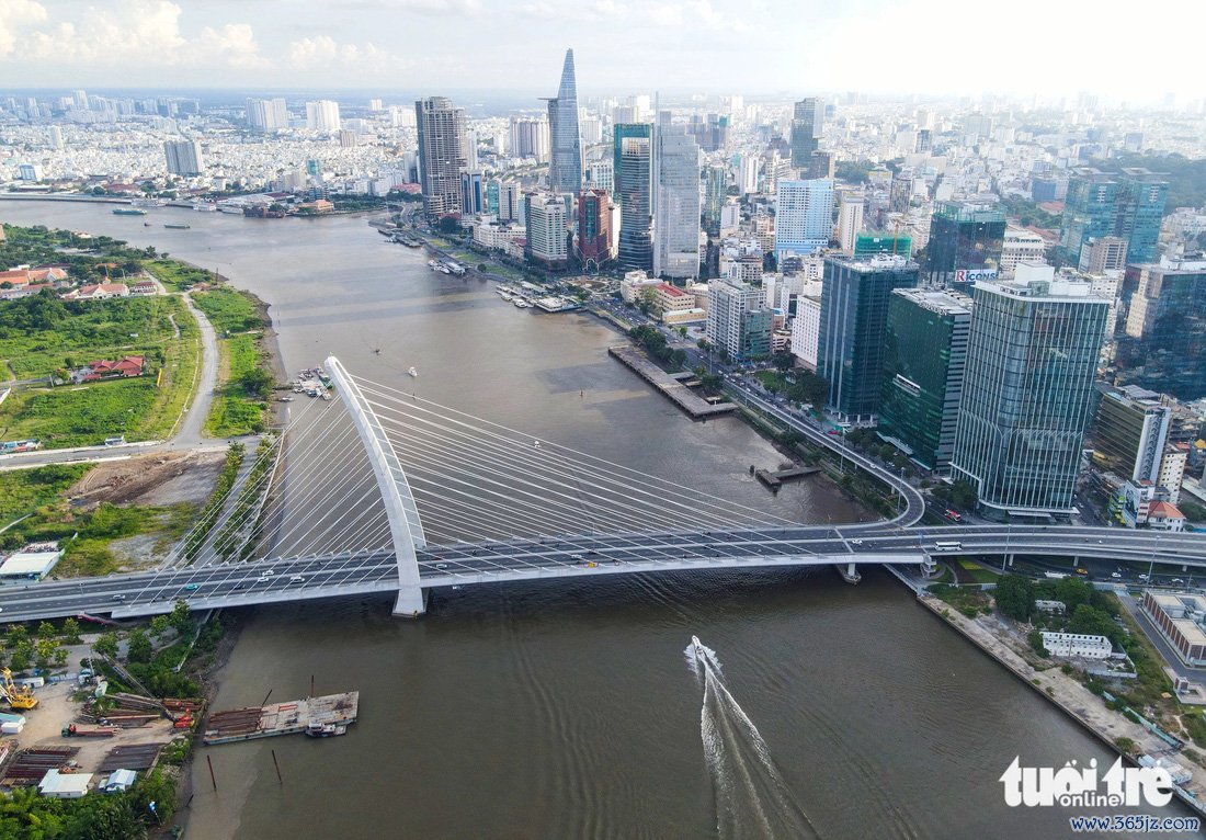 Ngỡ ngàng đôi bờ sông Sài Gòn sau một năm: Lau lách nhường đường, điện đèn rực sáng - Ảnh 2.