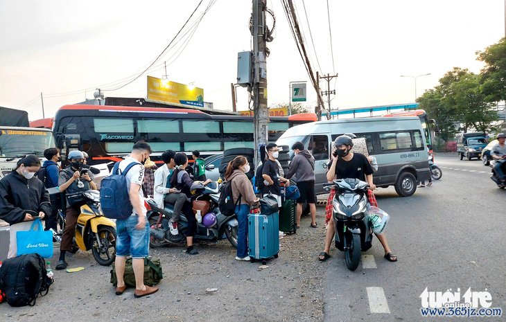 Điệp khúc ‘xe dù, bến cóc’ dịp cuối năm: Rầm rộ trước và quanh các bến xe - Ảnh 2.