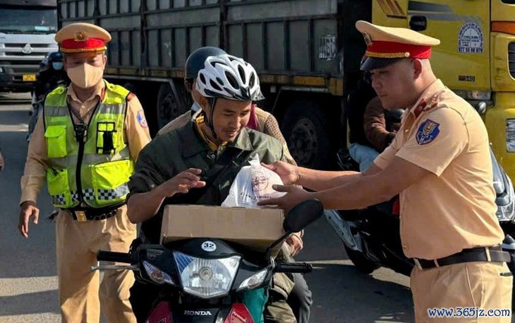 Tài xế nguy kịch ngày giám Tết, cảnh sát giao thông đưa vào viện cấp cứu kịp thời - Ảnh 2.