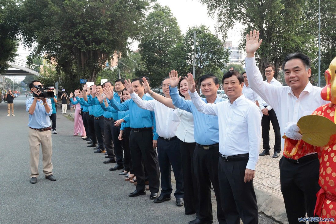 Hàng ngàn công nhân Bình Dương về quê đón Tết trên xe miễn phí với lời hẹn ngày trở lại - Ảnh 1.