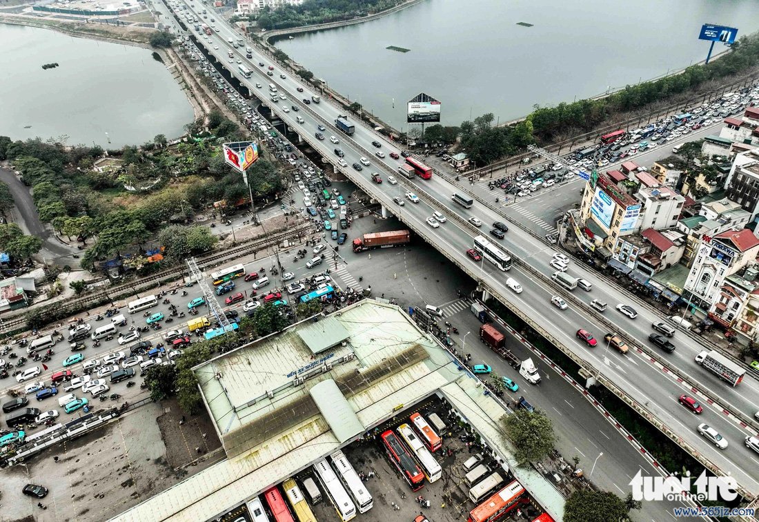 Cửa ngõ phía nam Hà Nội ùn tắc dày đặc， dòng người vất vả về quê nghỉ Tết - Ảnh 2.