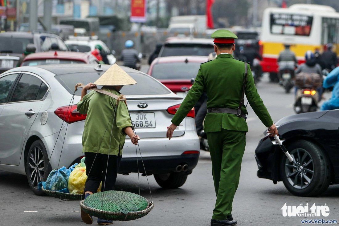 Cửa ngõ phía nam Hà Nội ùn tắc dày đặc， dòng người vất vả về quê nghỉ Tết - Ảnh 11.