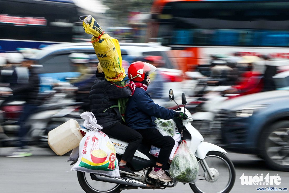 Cửa ngõ phía nam Hà Nội ùn tắc dày đặc， dòng người vất vả về quê nghỉ Tết - Ảnh 7.