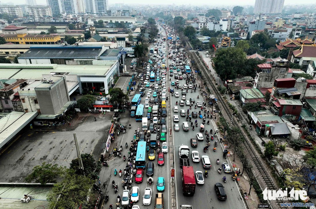 Cửa ngõ phía nam Hà Nội ùn tắc dày đặc， dòng người vất vả về quê nghỉ Tết - Ảnh 3.