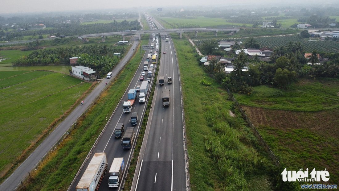 Xe đò tranh thủ quay đầu rước khách từ thành phố về quê, cao tốc ùn ứ   - Ảnh 3.