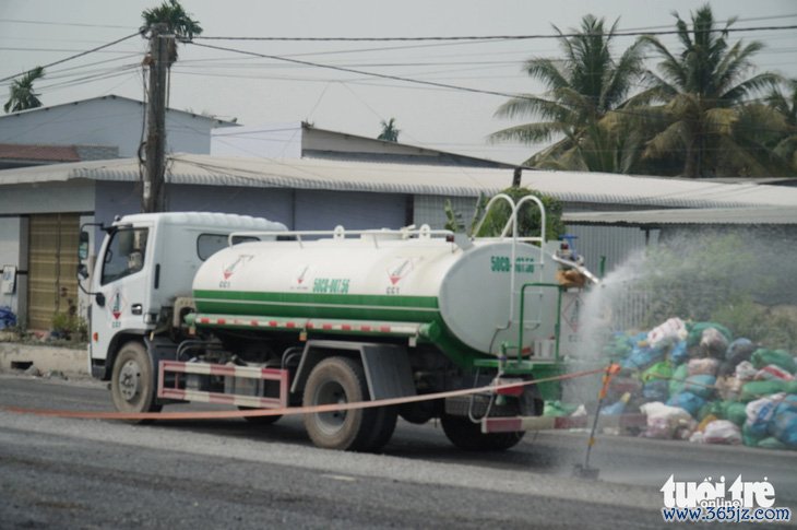 Bắt đầu thảm nhựa đường dẫn lên cầu Rạch Miễu 2 phía bờ Tiền Giang - Ảnh 5.