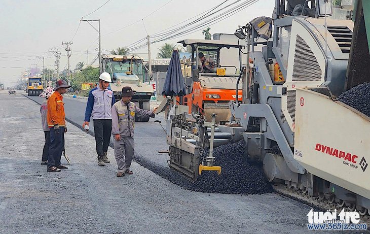 Bắt đầu thảm nhựa đường dẫn lên cầu Rạch Miễu 2 phía bờ Tiền Giang - Ảnh 1.