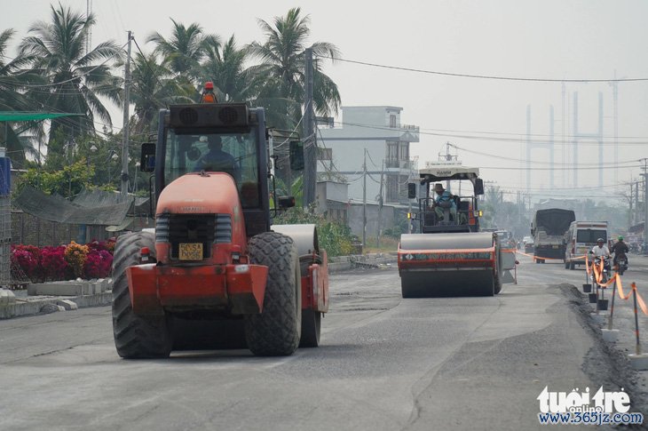 Bắt đầu thảm nhựa đường dẫn lên cầu Rạch Miễu 2 phía bờ Tiền Giang - Ảnh 7.