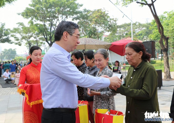 Phó bí thư Thành ủy TP.HCM Nguyễn Phước Lộc dạo góc phố xuân， gói bánh cùng người dân Thủ Đức   - Ảnh 5.