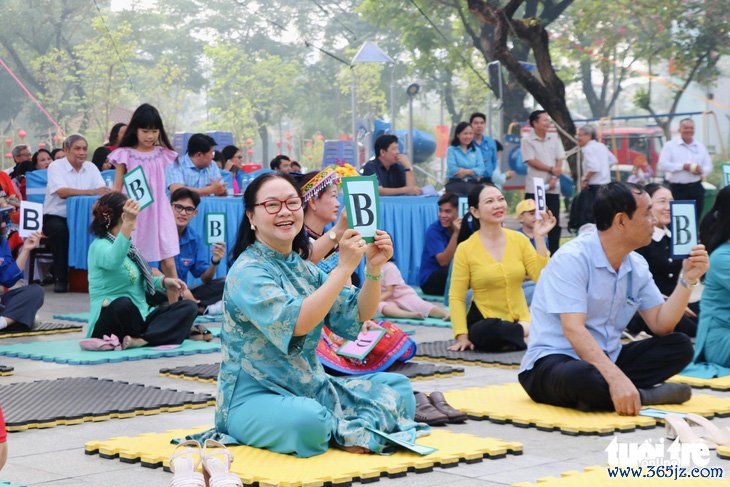 Phó bí thư Thành ủy TP.HCM Nguyễn Phước Lộc dạo góc phố xuân， gói bánh cùng người dân Thủ Đức   - Ảnh 4.