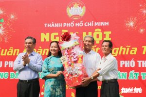 Phó bí thư Thành ủy TP.HCM Nguyễn Phước Lộc trao quà, gói bánh cùng người dân Thủ Đức