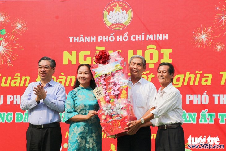 Phó bí thư Thành ủy TP.HCM Nguyễn Phước Lộc dạo phố xuân， gói bánh cùng người dân Thủ Đức - Ảnh 1.