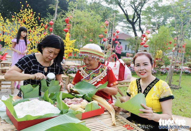 Phó bí thư Thành ủy TP.HCM Nguyễn Phước Lộc dạo góc phố xuân， gói bánh cùng người dân Thủ Đức   - Ảnh 3.