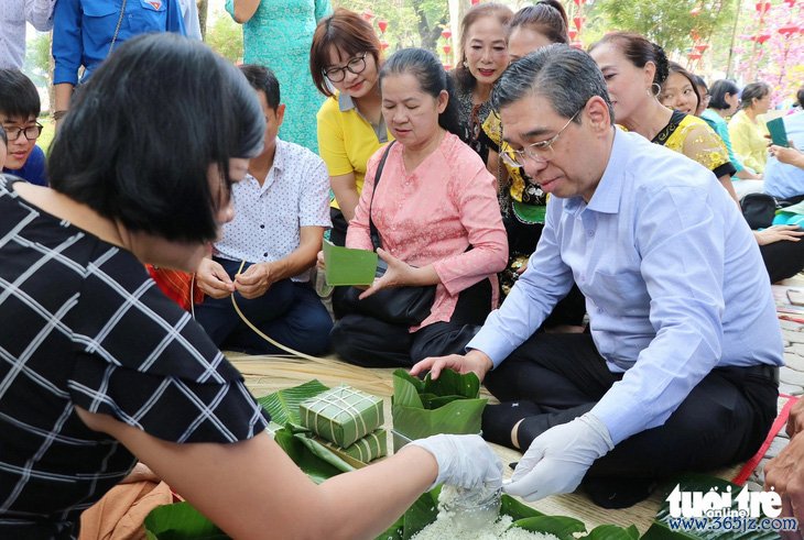 Phó bí thư Thành ủy TP.HCM Nguyễn Phước Lộc dạo góc phố xuân， gói bánh cùng người dân Thủ Đức   - Ảnh 8.