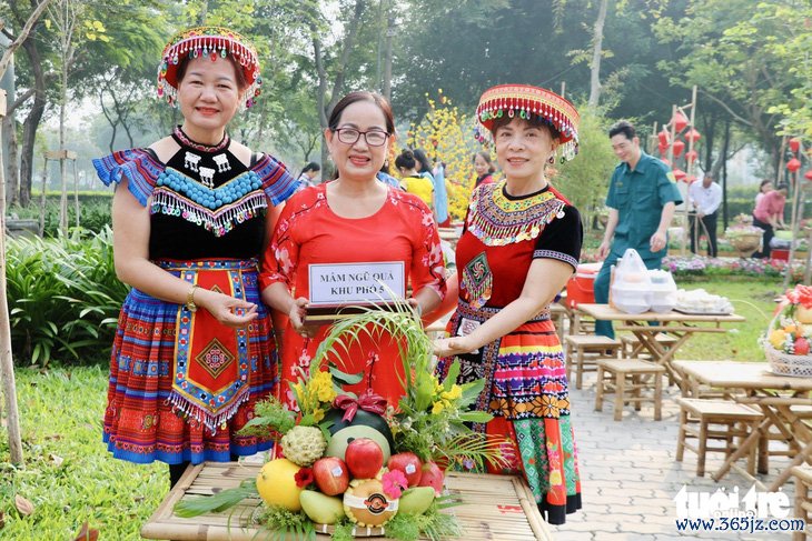 Phó bí thư Thành ủy TP.HCM Nguyễn Phước Lộc dạo phố xuân， gói bánh cùng người dân Thủ Đức - Ảnh 2.