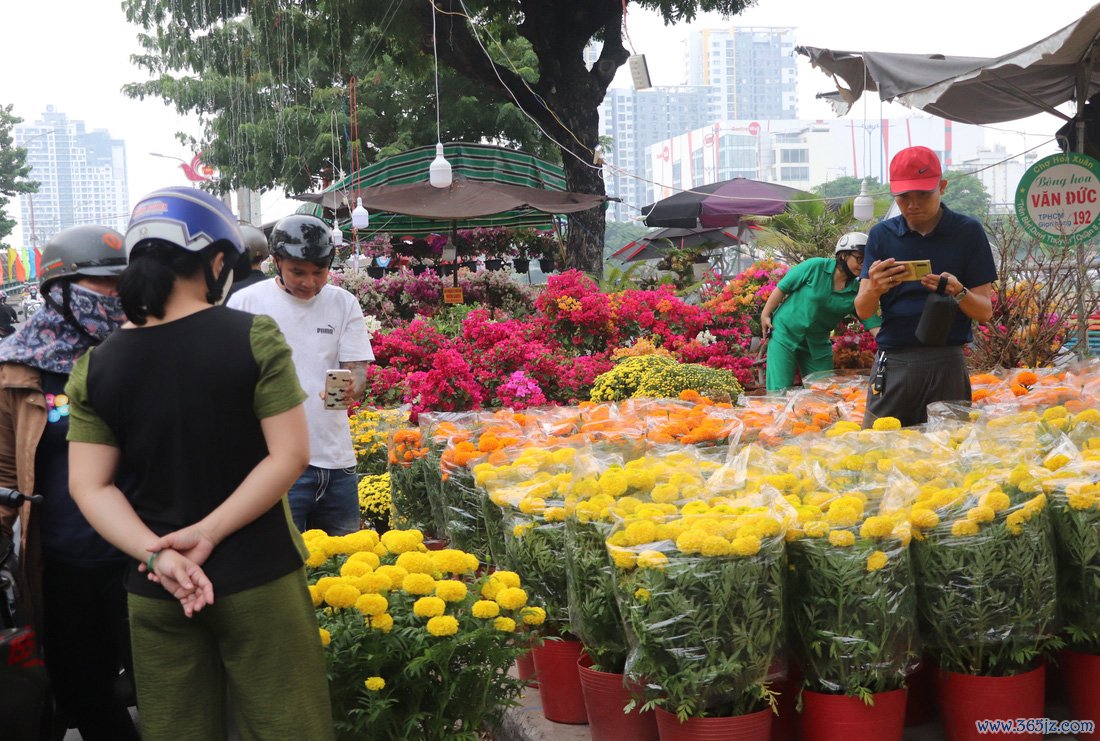 Người người đổ về chợ hoa xuân Bình Đông: Hoa trái ngập tràn, chỉ lo thiếu người mua - Ảnh 3.